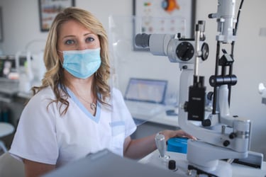 optometrist wearing medical mask`